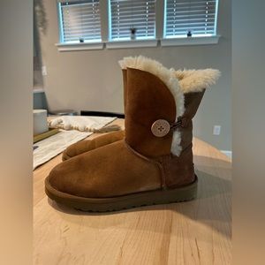 UGG Bailey Button Size 10 Chestnut